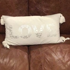 White Pillow Love